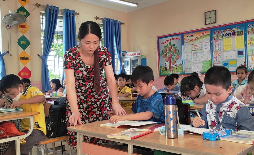 Học sinh lớp 2, Trường Tiểu học và THCS thị trấn Mường Lát (Thanh Hóa) phải học “chay” do chưa được cấp thiết bị, đồ dùng dạy học.