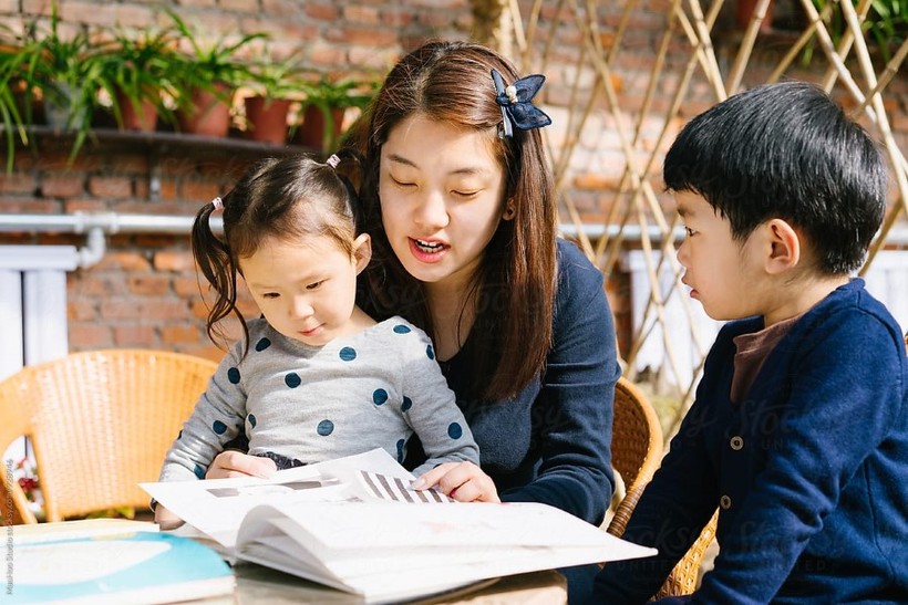 Nhiều bà mẹ Trung Quốc nghỉ việc ở nhà kèm con học.