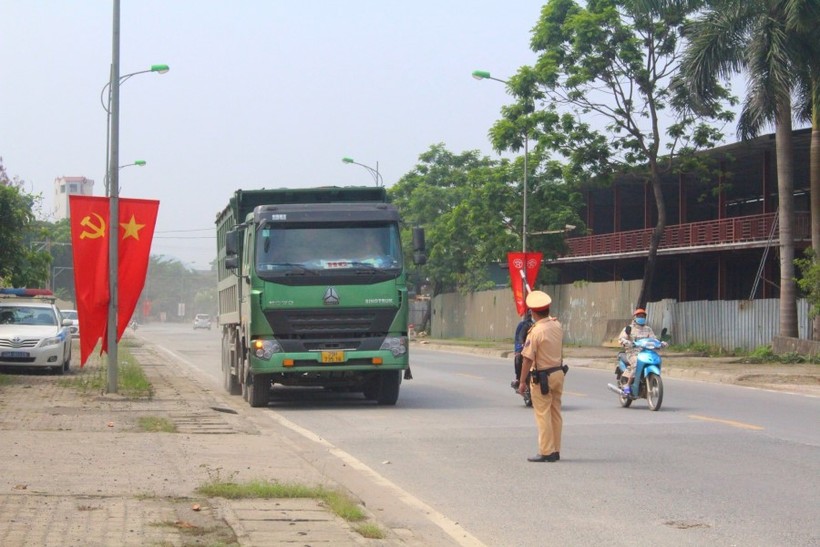 Đội Cảnh sát giao thông số 12 xử lý xe tải vi phạm tải trọng.