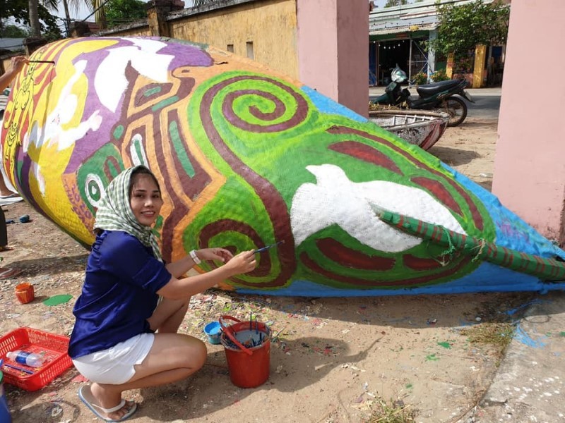 Claudie Vân tham gia sáng tạo tại làng bích họa Tam Thanh (Quảng Nam).