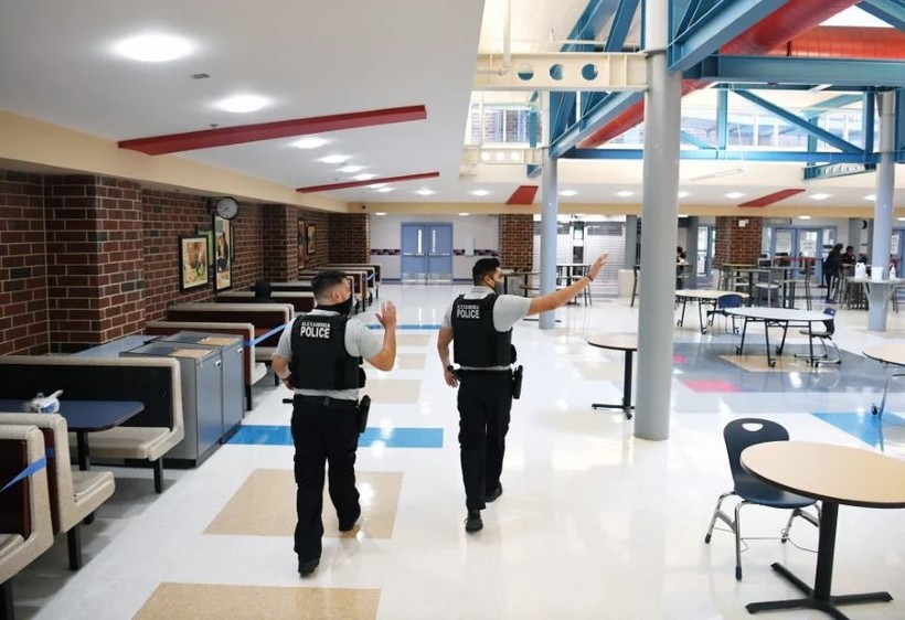 Lực lượng an ninh được bố trí trong trường học.