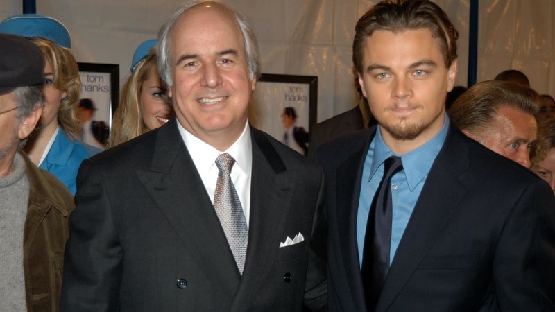 Frank (trái) chụp ảnh cùng tài tử Leonardo Di Caprio, diễn viên thủ vai mình trong phim “Bắt tôi nếu có thể”.