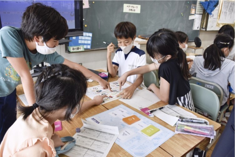 Học sinh Trường Tiểu học Kamakura thảo luận về giá trị hàng hóa.