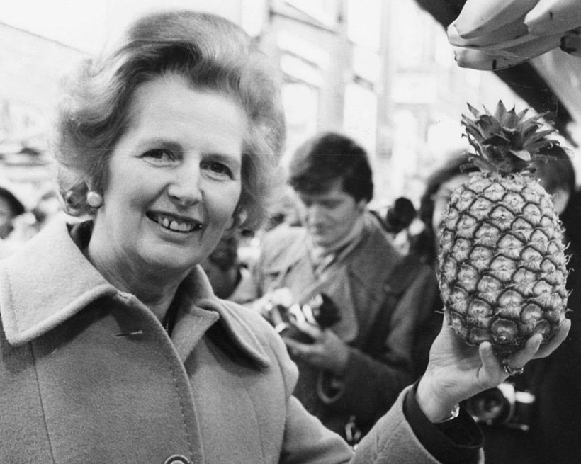 Cựu Thủ tướng Vương quốc Anh, Margaret Thatcher (1925 – 2013) chụp hình với King Pine (dứa vua).