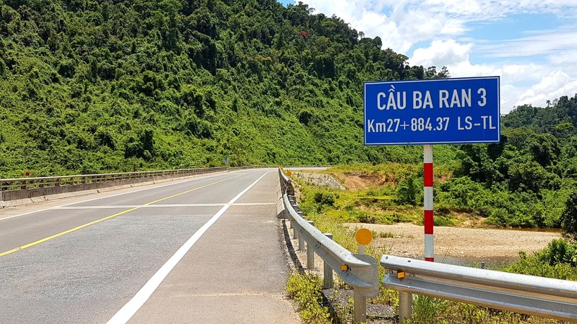 Cao tốc La Sơn – Túy Loan (đoạn La Sơn – Hòa Liên) từ khi đưa vào hoạt động cấm các phương tiện thô sơ và xe máy đã tạo khó cho kiểm lâm đi vào Vườn quốc gia Bạch Mã.