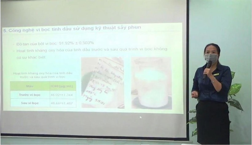 PGS.TS Mai Huỳnh Cang (Phó Trưởng Khoa Công nghệ hóa học thực phẩm, Trường ĐH Nông Lâm TPHCM) trình bày về công nghệ biến tinh dầu nước thành bột.