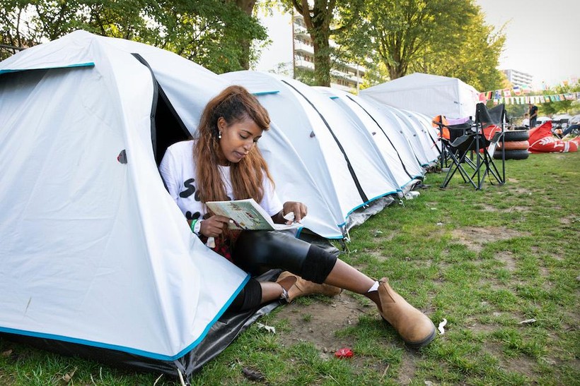 Du học sinh tại Hà Lan dựng lều trong thời gian tìm nhà.