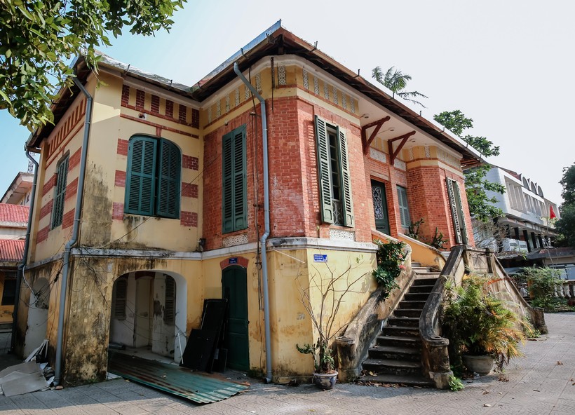  Ngôi biệt thự Pháp cổ có tuổi đời hơn 100 năm tuổi tại TP Huế đang được lên phương án di dời thay vì đập bỏ. Ảnh: N. Anh