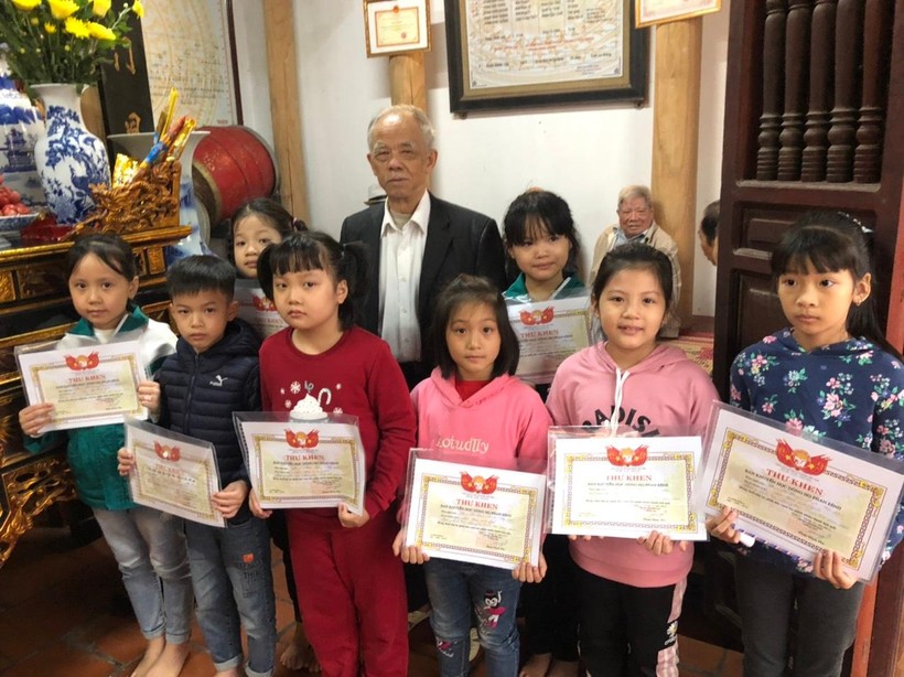 Đại diện Ban khuyến học dòng họ Phan Đình khen thưởng các cháu học giỏi dịp tháng 9 hàng năm.