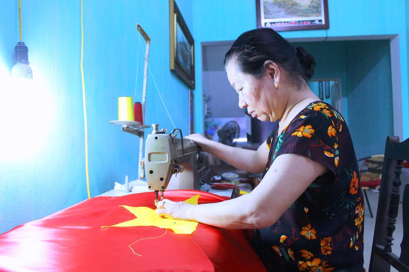 40 năm qua, gia đình bà Nguyễn Thị Mai vẫn giữ hồn nghề may cờ Tổ quốc như một sứ mệnh thiêng liêng.