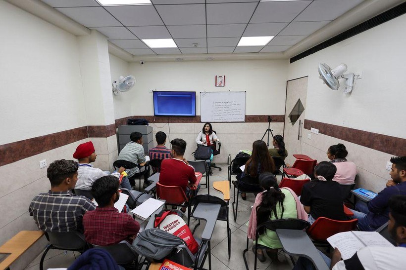 Học sinh Ấn Độ tham gia lớp bồi dưỡng tiếng Anh tại trung tâm Western Overseas.