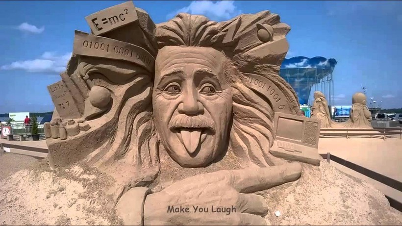 Tượng cát Albert Einstein.