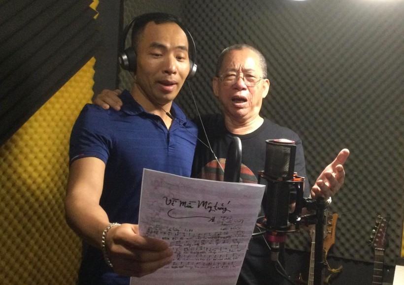 Nhạc sĩ Lê Mây hướng dẫn ca sĩ hát ca khúc do ông sáng tác.