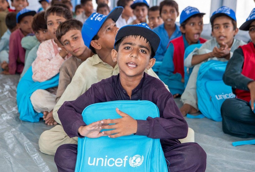 UNICEF hỗ trợ trẻ em Pakistan bị ảnh hưởng bởi lũ lụt.