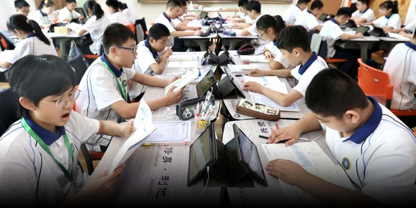 Học sinh sử dụng máy tính bảng trong một tiết học ở tỉnh Thiểm Tây, Trung Quốc.