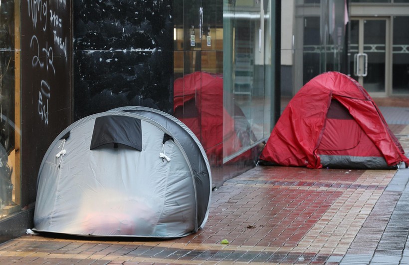 Sinh viên Ireland dựng lều ngoài đường trong thời gian tìm nhà ở.