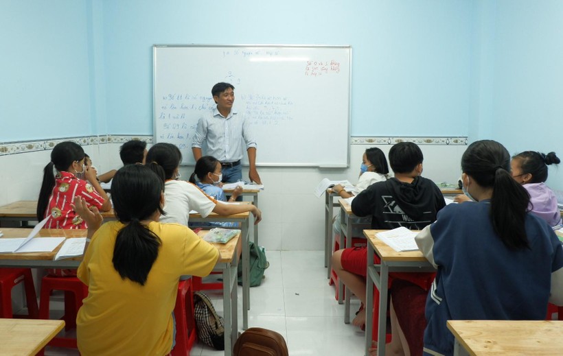 Dù công việc rất bận rộn nhưng thầy Khánh luôn sắp xếp thời gian đến giảng dạy cho học sinh.