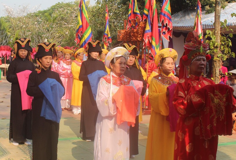 Khăn Piêu được phụ nữ Thái đội trong Lễ hội Đền Hoàng Công Chất.