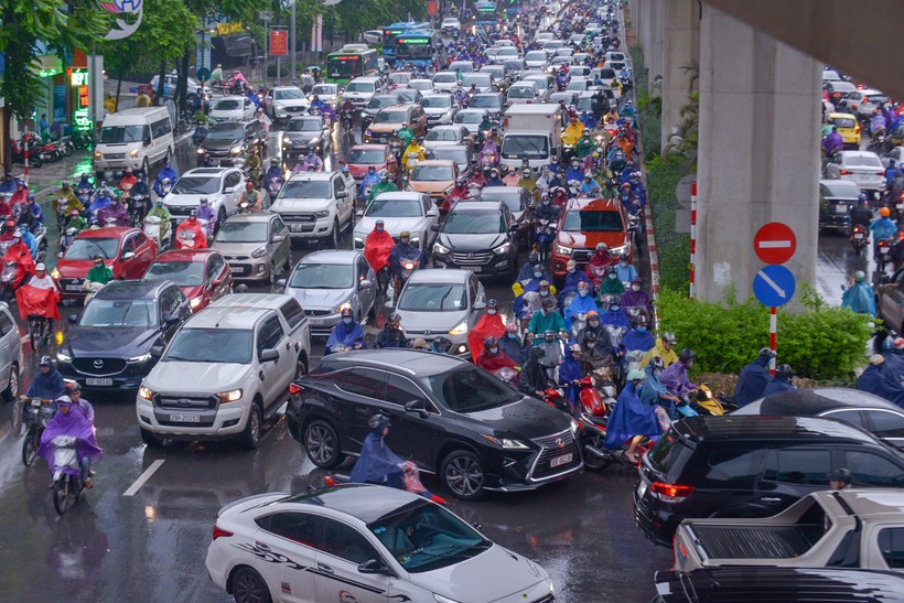 Việc thu phí ô tô vào nội đô Hà Nội có giảm tắc đường giờ cao điểm?