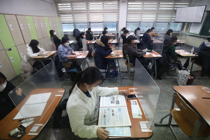 Thí sinh Hàn Quốc ôn tập cho kỳ thi tuyển sinh đại học.