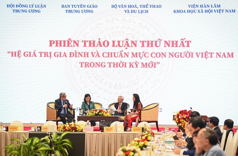 Tọa đàm bàn tròn về tầm quan trọng của việc xây dựng hệ giá trị gia đình và chuẩn mực con người Việt Nam trong thời kỳ mới.