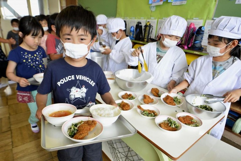 Học sinh Nhật Bản được yêu cầu giữ im lặng trong giờ ăn trưa để ngăn Covid-19.