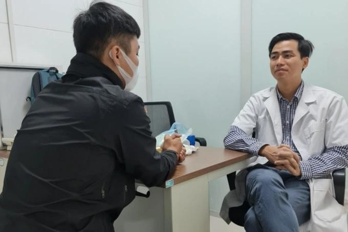 Bác sĩ Phan Chí Thành khám cho bệnh nhân. Ảnh: BSCC