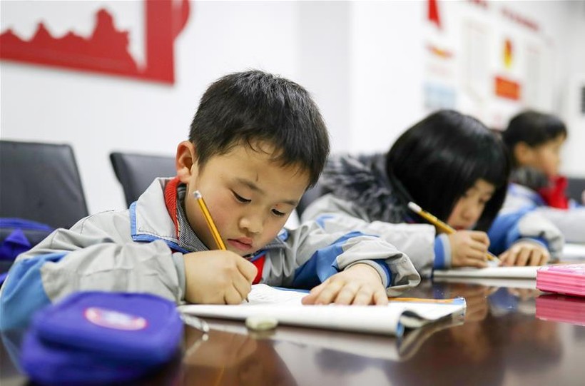 Học sinh làm bài tập về nhà tại một trung tâm chăm sóc sau giờ học ở tỉnh Quý Châu, Trung Quốc.