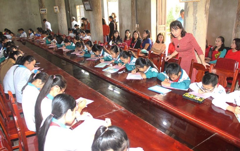 Chương trình khai bút đầu xuân và trao quà cho học sinh có thành tích học tập tốt được triển khai hàng năm tại xã Quỳnh Đôi, huyện Quỳnh Lưu, Nghệ An.