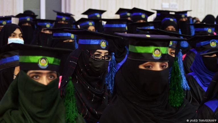Nữ sinh Afghanistan tham dự lễ tốt nghiệp đại học vào năm 2021.