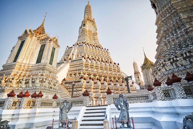 Wat Arun, ngôi chùa nổi tiếng bởi kiến trúc khảm sứ ngũ sắc. Ảnh: Marina Pissarove, Alamy.com.