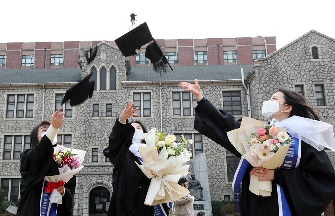 Sinh viên Trường Đại học Chung-Ang, Hàn Quốc, làm lễ tốt nghiệp vào năm 2022.