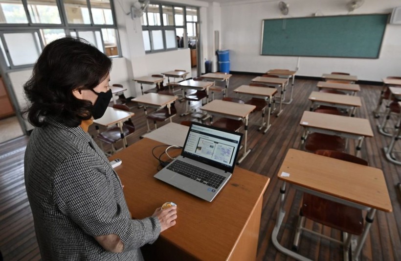 Giáo viên Hàn Quốc tổ chức dạy trực tuyến trong giai đoạn dịch Covid-19.