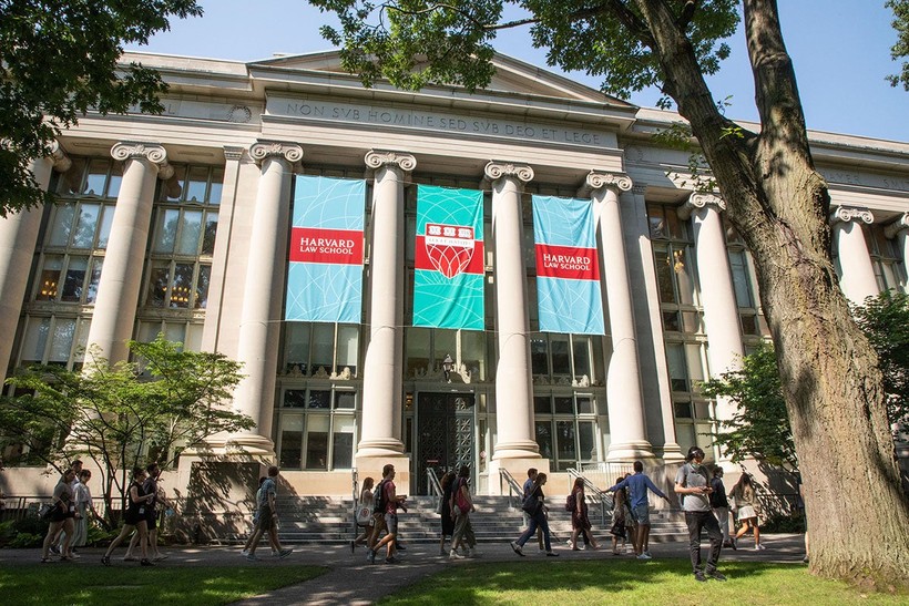 Trường Luật thuộc Đại học Harvard rút khỏi bảng xếp hạng trường luật do US News bình chọn.