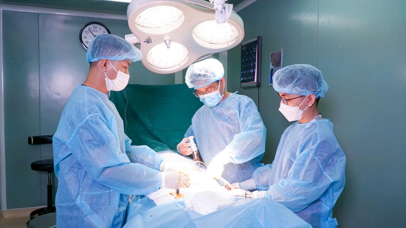 Các bác sĩ tại Bệnh viện JW cấp cứu cho bệnh nhân hoại tử mông sau tiêm filler. 