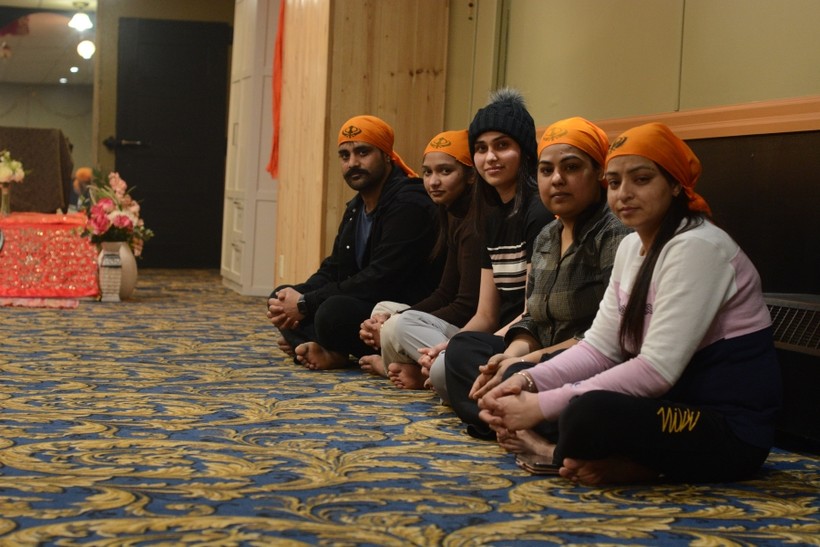 Đền Gurdwara Sikh Sangat of Timmins, Canada, cung cấp chỗ ăn ở miễn phí cho sinh viên quốc tế chưa thuê được nhà ở.