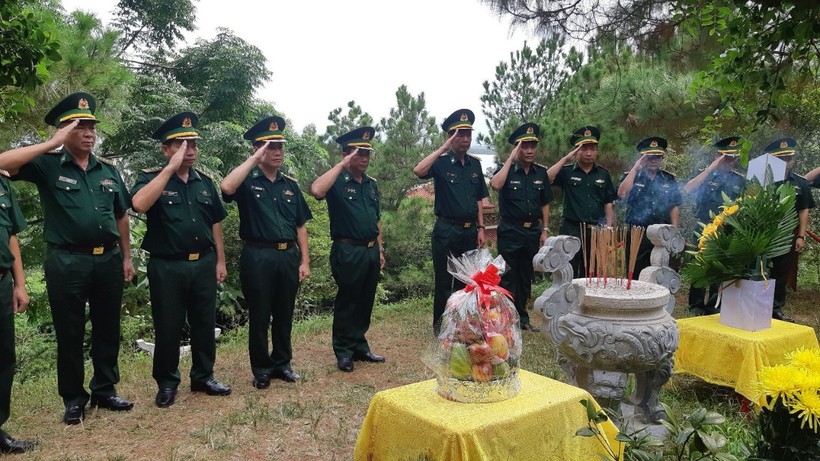 Lãnh đạo Bộ Chỉ huy BĐBP Quảng Bình viếng mộ Đại tướng Võ Nguyên Giáp ở Vũng Chùa – Đảo Yến.