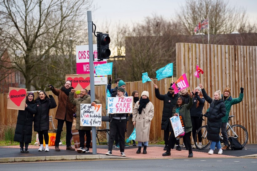 Nhiều giáo viên, nhân viên đại học tại Vương quốc Anh xuống đường đình công ngày 1/2. 