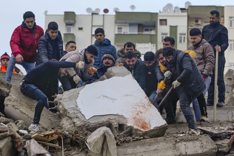 Người dân Thổ Nhĩ Kỳ tìm kiếm người sống sót sau động đất.