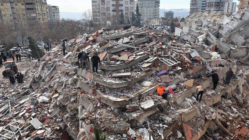 Người dân Thổ Nhĩ Kỳ nỗ lực tìm kiếm người bị thương sau trận động đất.