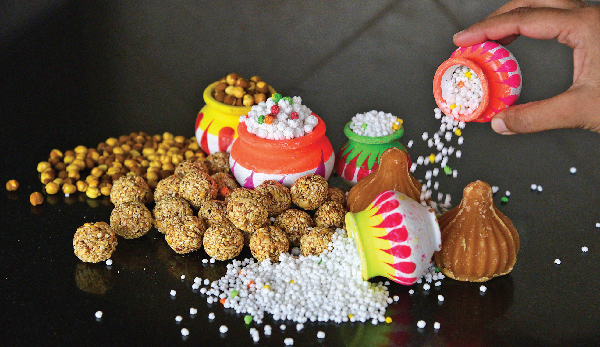 Kẹo vừng là món không thể thiếu trong Lễ hội Sankranti, Ấn Độ. Ảnh: Thegoan.net
