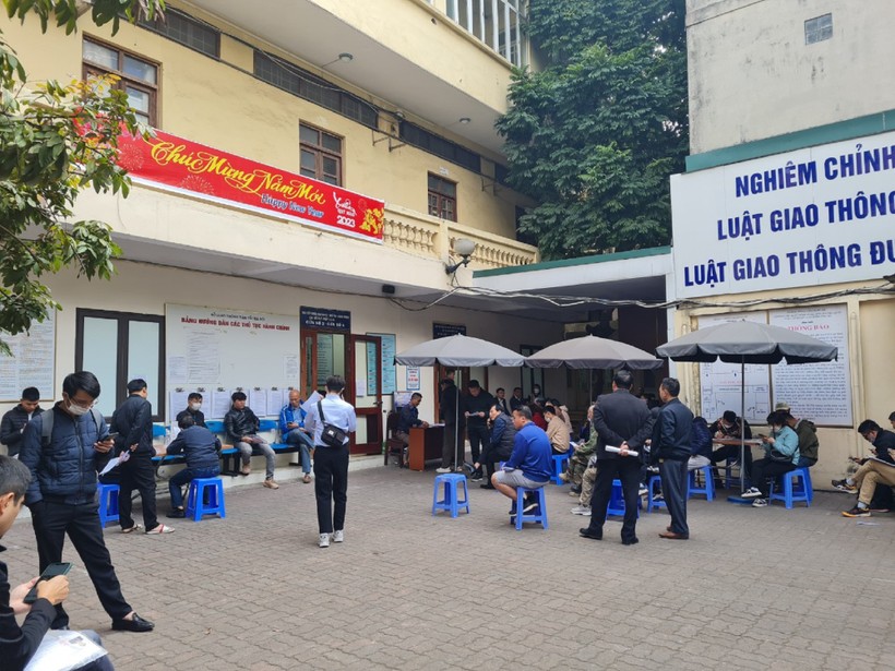 Người dân xếp hàng làm thủ tục đổi GPLX diễn ra tại bộ phận một cửa Sở GTVT Hà Nội tại 16 Cao Bá Quát .