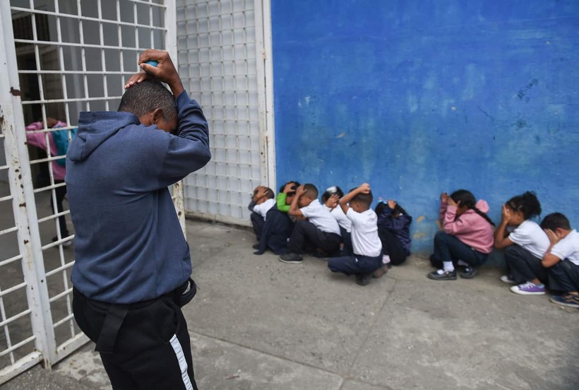 Giáo viên Trường Manuel Aguirre hướng dẫn học sinh cách bảo vệ bản thân trong vụ xả súng.