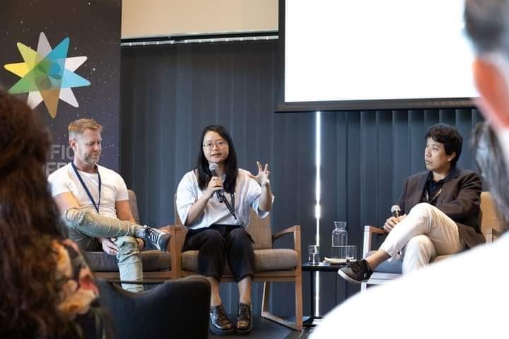 Hà Lệ Diễm (giữa) trò chuyện về bộ phim 'Những đứa trẻ trong sương' tại Liên hoan phim Asia Pacific Screen Awards 2022 (Úc). Ảnh: NVCC.