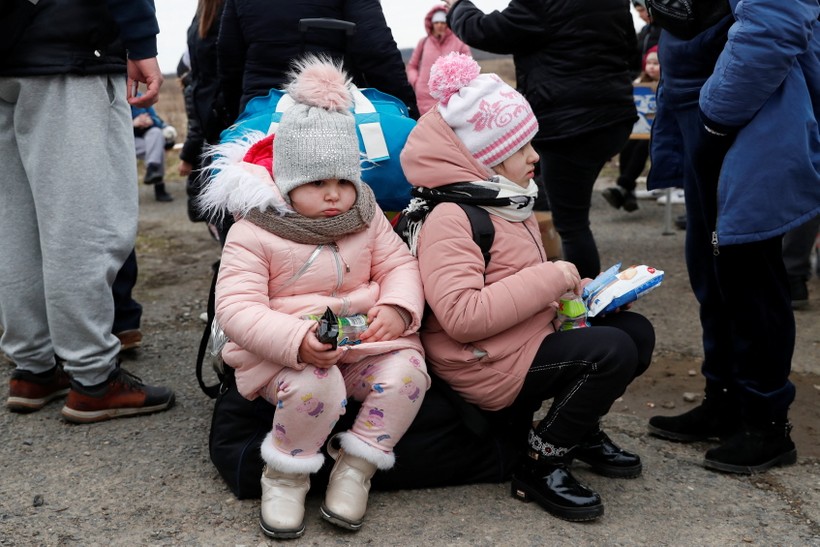 Trẻ em Ukraine theo gia đình di cư sang các nước lân cận.