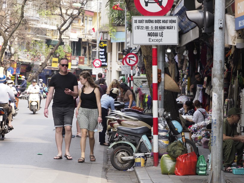 'Cuộc chiến' giành lại vỉa hè ở Hà Nội: Như chưa hề có cuộc 'ra quân'