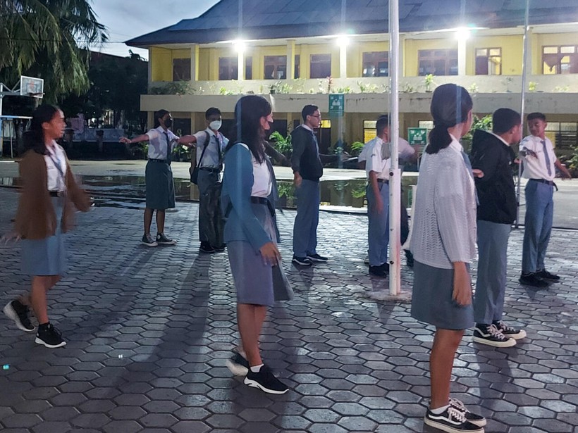 Học sinh Indonesia tập trung tại sân trường lúc 5 giờ 30 phút sáng.