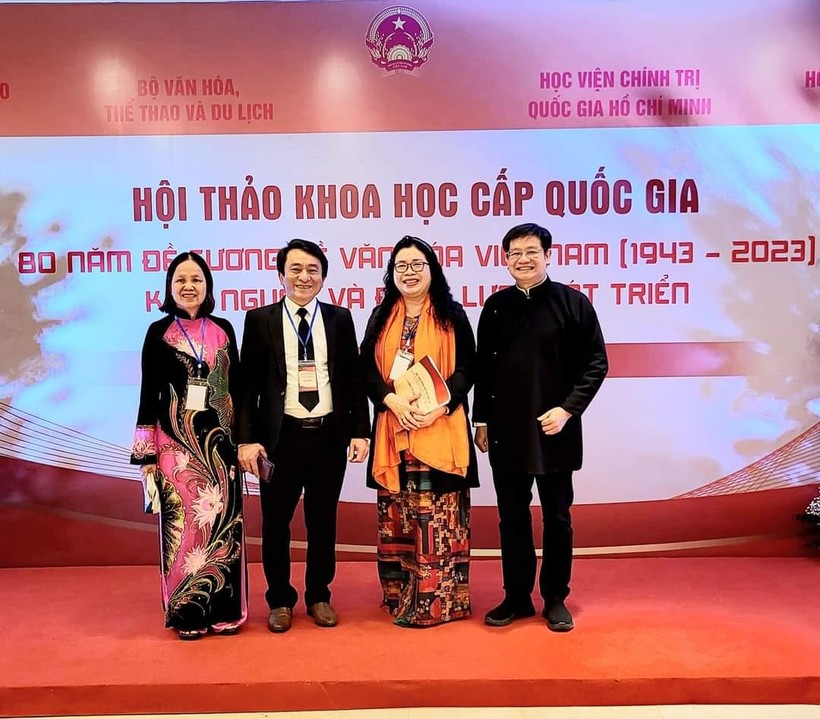 PGS.TS Lê Thị Bích Hồng (thứ hai, từ phải qua) trong Hội thảo văn hóa '80 năm Đề cương văn hóa Việt Nam'. Ảnh: NVCC