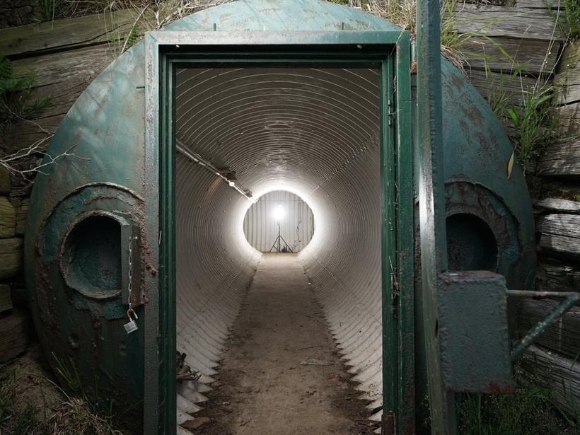 Lối vào hầm trú ẩn chống bụi phóng xạ của JFK trên đảo Nantucket. Ảnh: Kit Noble, Smithsonianmag.com