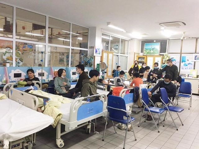 Nhiều học sinh Trường Tiểu học Kim Giang (quận Thanh Xuân, Hà Nội) bị ngộ độc thực phẩm điều trị tại Bệnh viện Bạch Mai.